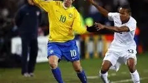 何炅深夜与疑似女友聚餐，贴心举动引发关注